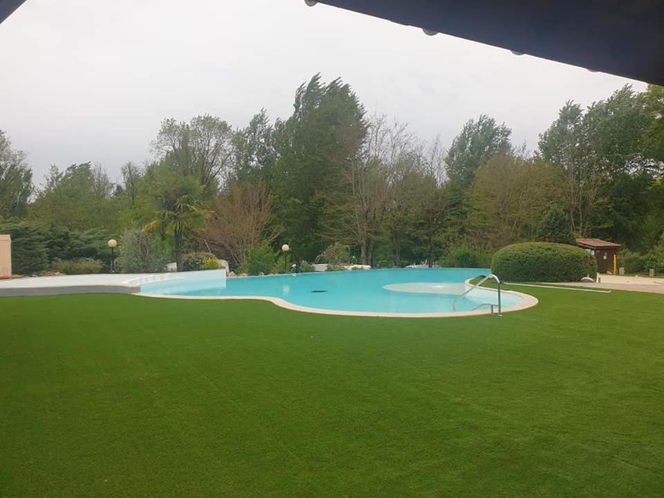 Hotel Lacs de Courtès à Estang Extérieur photo
