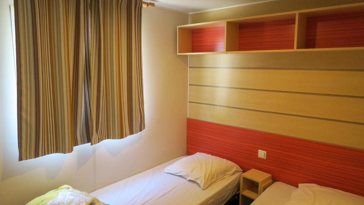Hotel Lacs de Courtès à Estang Extérieur photo